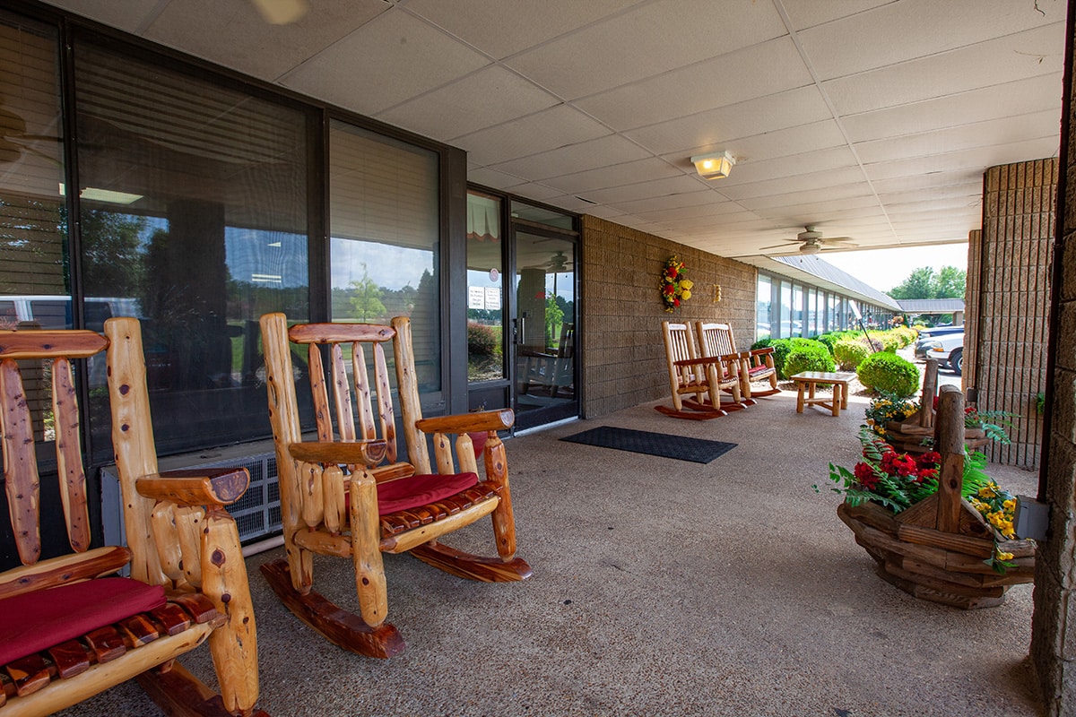 The front patio at Selmer Post Acute